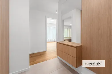 Na prenájom 3-izbový byt, 108 m², Bratislava-Staré Mesto, Jančova