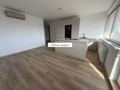 Na predaj 3-izbový byt, 67 m², Bratislava-Dúbravka, Sekurisova