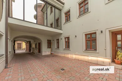 Комерційні приміщення в оренду, Bratislava-Staré Mesto · €3 685