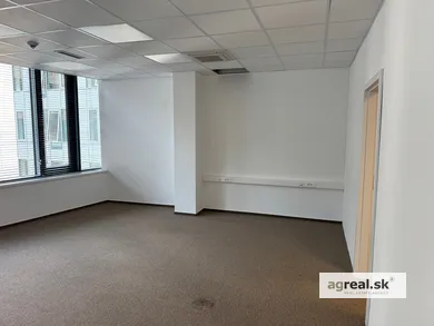 Na prenájom komerčné, 64 m², Bratislava-Staré Mesto, Námestie 1. mája