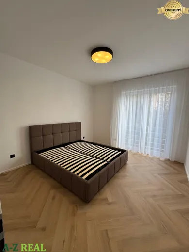 Na prenájom 4-izbový byt, 130 m², Bratislava-Nové Mesto, Royova