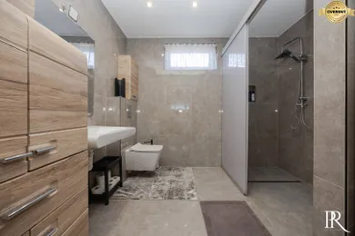 Na predaj 9-izbový dom, 333 m², Dvorníky