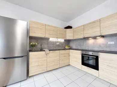 Na prenájom 2-izbový byt, 70 m², Bratislava-Nové Mesto, Stromová