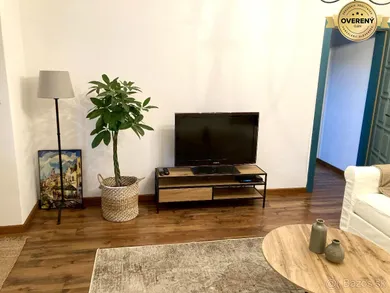 Na prenájom 4-izbový dom, 170 m², Bratislava-Dúbravka