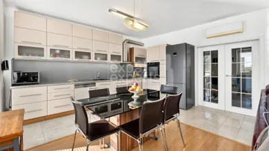 Na predaj 5-izbový byt, 155 m², Bratislava-Petržalka, Lužná