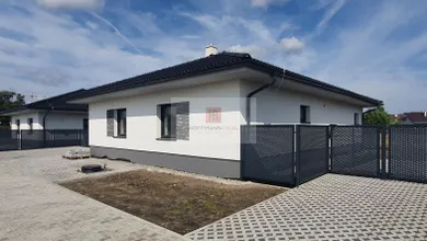 Domy na sprzedaż, 4-pokojowe, Láb · €312 000