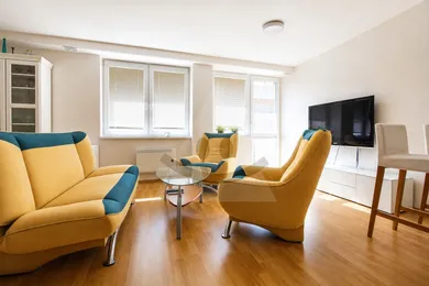 Na prenájom 1-izbový byt, 40 m², Banská Bystrica, Bakossova
