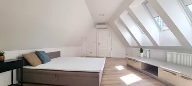 Na prenájom 3-izbový byt, 74 m², Bratislava-Staré Mesto