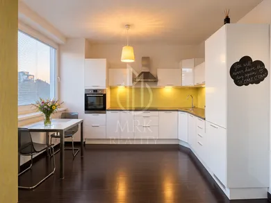 Na predaj 1-izbový byt, 41 m², Bratislava-Petržalka, Záporožská