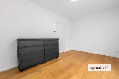 Na prenájom 3-izbový byt, 108 m², Bratislava-Staré Mesto, Jančova