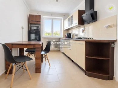 Na prenájom 2-izbový byt, 67 m², Prievidza