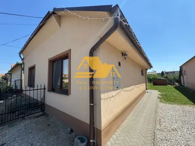 Дома на продажу, 4-комнатные, Zemné · €164 000