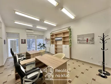 Na prenájom komerčné, 25 m², Nové Zámky, M. R. Štefánika