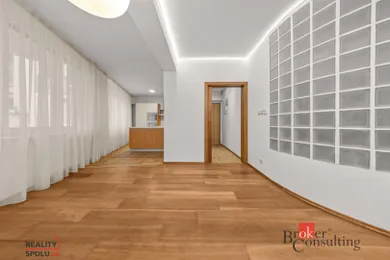 Na predaj 3-izbový byt, 106 m², Bratislava-Staré Mesto, Zámocká