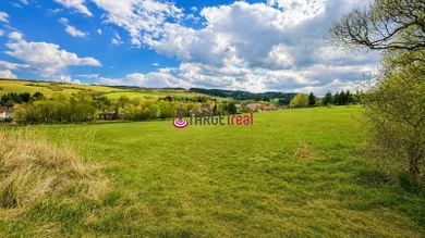 Na predaj pozemok, Sklené
