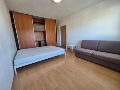 Kiadó lakások, 1-szobás, Banská Bystrica · €520