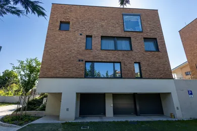 Na predaj 4-izbový byt, 140 m², Bratislava-Nové Mesto, Suchá