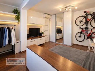 Na predaj 2-izbový byt, 41 m², Bratislava-Petržalka, Holíčska