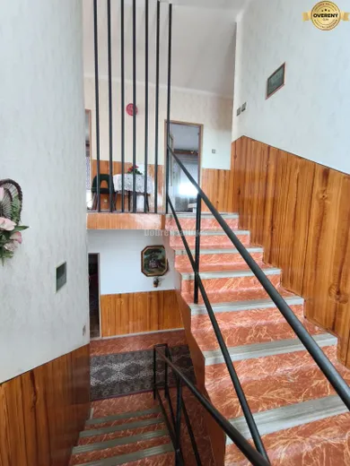 Na predaj 7-izbový dom, 360 m², Neded