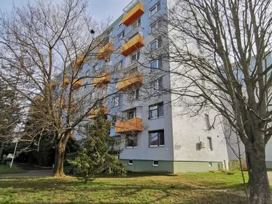 Byty na prenájom 3-izbový, Vráble · €80 400